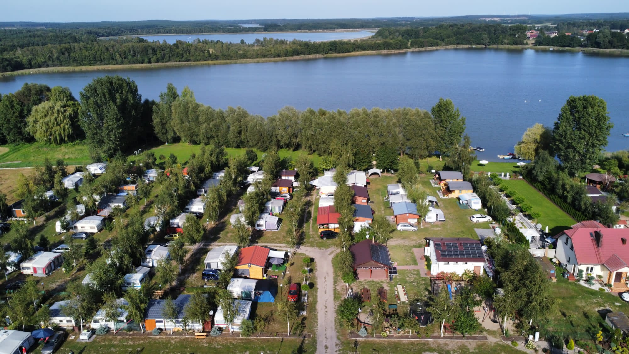Widok z góry na teren ośrodka i jezioro